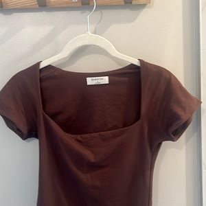 Aritzia / Babaton
Contour Squareneck Shortsleeve Bodysuit in brown.